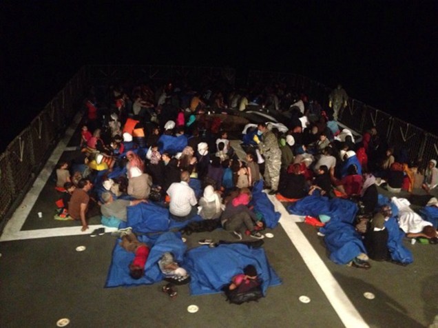 Centenas de imigrantes resgatados a bordo da Corveta "Barroso" da Marinha Brasileira no Mar Mediterrâneo