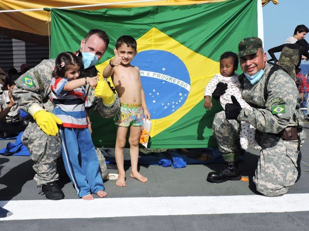 A maioria das pessoas salvas pelo navio brasileiro é composta por mulheres e crianças, dentre elas quatro bebês - 05/09/2015