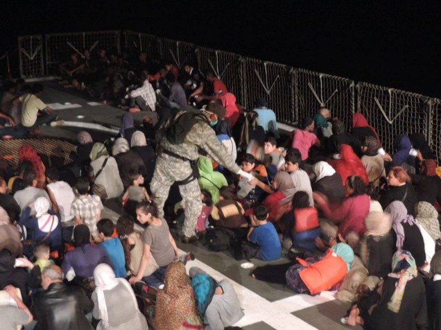 Corveta Barroso, da Marinha do Brasil, resgata 220 refugiados de uma embarcação em risco no Mar Mediterrâneo - 05/09/2015