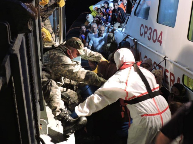 Corveta Barroso, da Marinha do Brasil, resgata 220 refugiados de uma embarcação em risco no Mar Mediterrâneo - 05/09/2015
