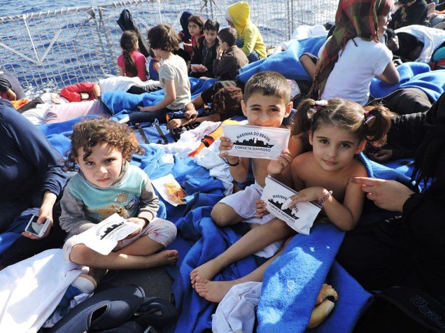 A maioria das pessoas salvas pelo navio brasileiro é composta por mulheres e crianças, dentre elas quatro bebês - 05/09/2015