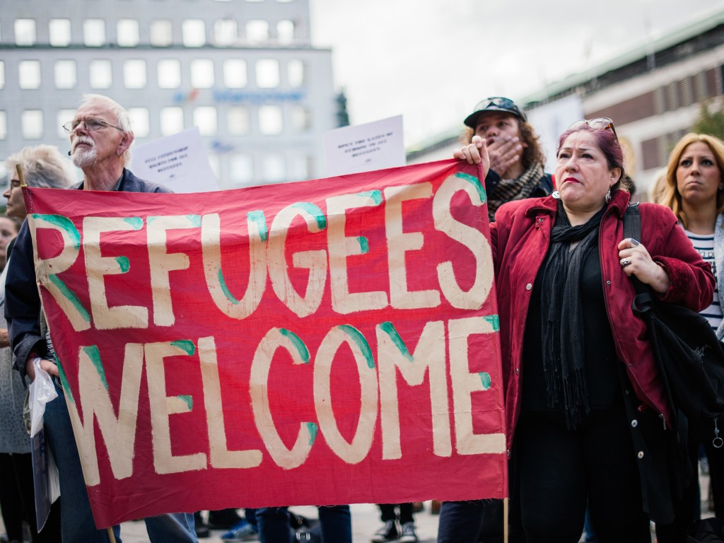 Manifestantes seguram um cartaz de boas-vindas durante ato em solidariedade aos refugiados que procuram asilo na Europa depois de fugirem de seus países, em Estocolmo, na Suécia - 12/09/2015