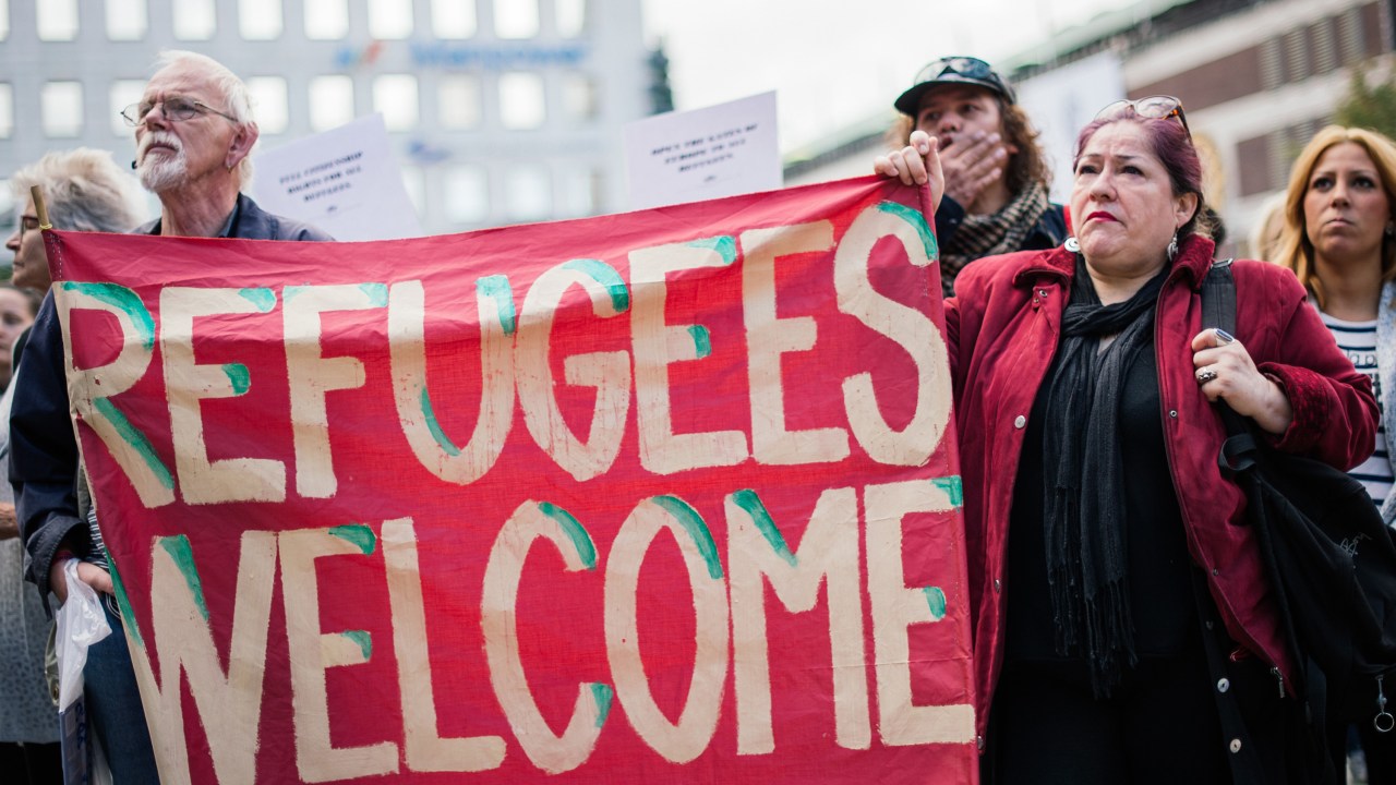 Manifestantes seguram um cartaz de boas-vindas durante ato em solidariedade aos refugiados que procuram asilo na Europa depois de fugirem de seus países, em Estocolmo, na Suécia - 12/09/2015