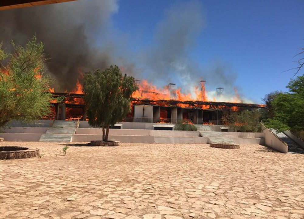 Incêndio consome hotel de luxo em San Pedro de Atacama, no Chile - 21/10/2015