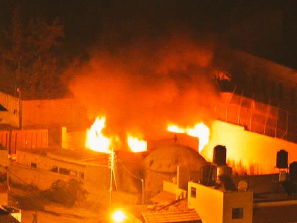 Imagem postada pelo porta-voz do Exército Israelense Peter Lerner mostra incêndio provocado por rebeldes palestinos no templo que abriga o túmulo do patriarca José