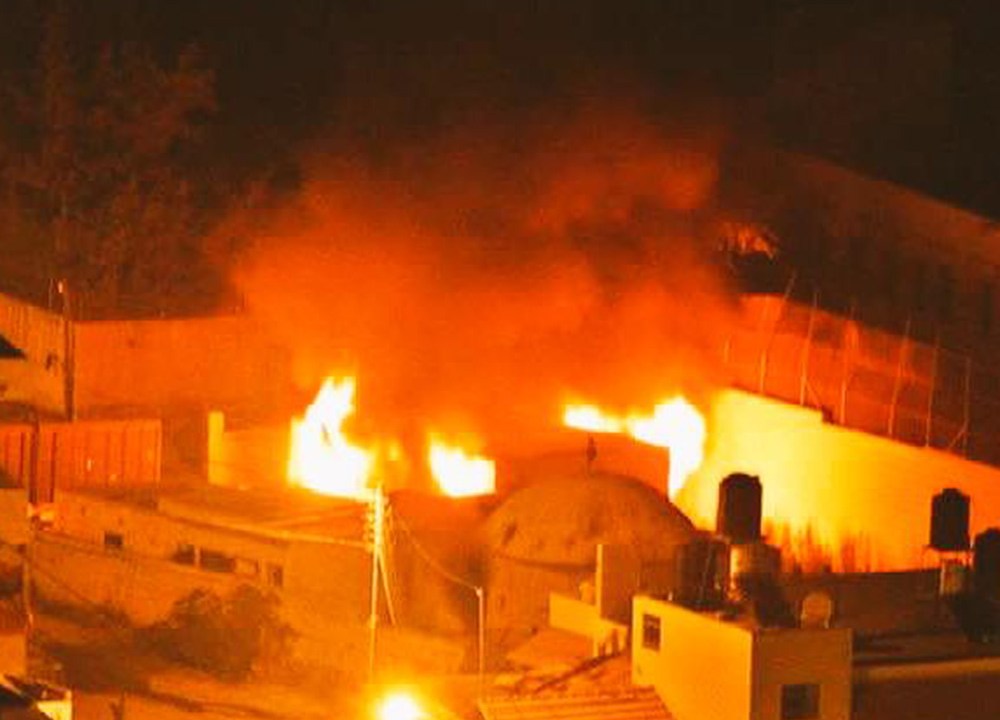 Imagem postada pelo porta-voz do Exército Israelense Peter Lerner mostra incêndio provocado por rebeldes palestinos no templo que abriga o túmulo do patriarca José
