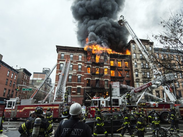 Edifício localizado na Segunda Avenida em East Village, Nova York, desabou parcialmente após ser atingido por uma explosão e um incêndio - 25/03/2015
