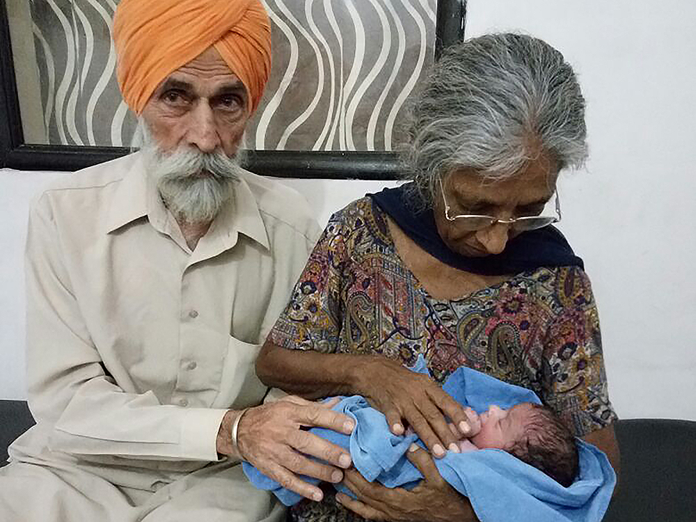 Casal de 70 anos dá a luz, na Índia