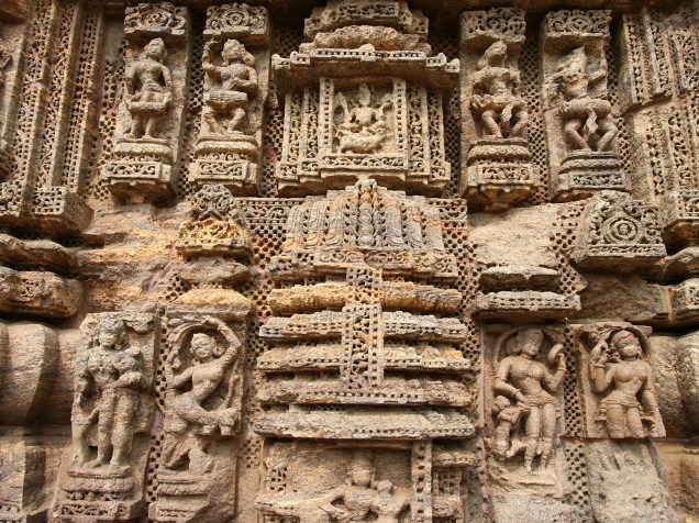 Detalhe de escultura de um templo Hindu do século XII em Konarak, Orissa, na Índia