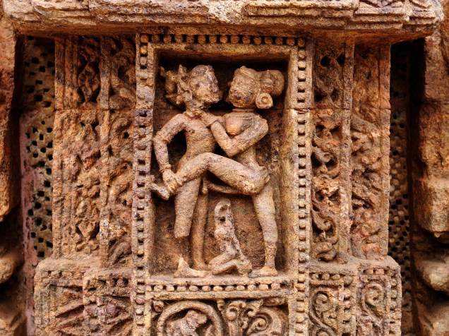 Detalhe de esculturas eróticas que decoram o antigo Templo do Sol em Konarak, Orissa, na Índia