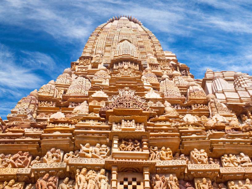 Esculturas em baixo-relevo em um templo erótico em Khajuraho, distrito de Chhatarpur, estado de Madhya Pradesh, na Índia
