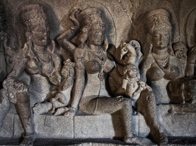 Esculturas de divas com seios proeminentes no complexo de grutas de Ellora que abriga templos budistas, hinduístas e jainistas, no estado de Maharashtra, na Índia