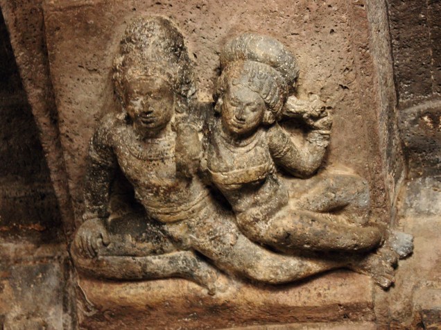 Escultura de um casal no templo budista de Ajanta, na Índia