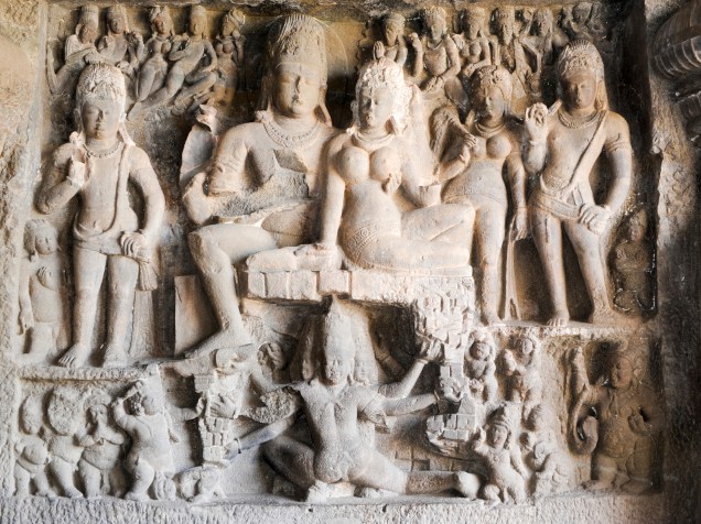 Detalhe de escultura no complexo de grutas de Ellora que abriga templos budistas, hinduístas e jainistas, no estado de Maharashtra, na Índia