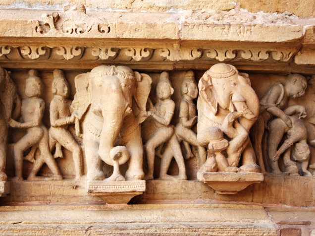 Detalhe de escultura representando cenas eróticas entre humanos e animais no complexo de grutas de Ellora, no estado de Maharashtra, na Índia
