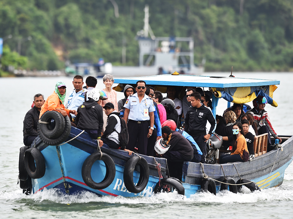 Cônsule geral australianos e família dos condenados à morte na Indonésia por tráfico de drogas, Andrew Chan e Myuran Sukumaran, seguem de barco após visita na prisão da ilha Nusakambangan