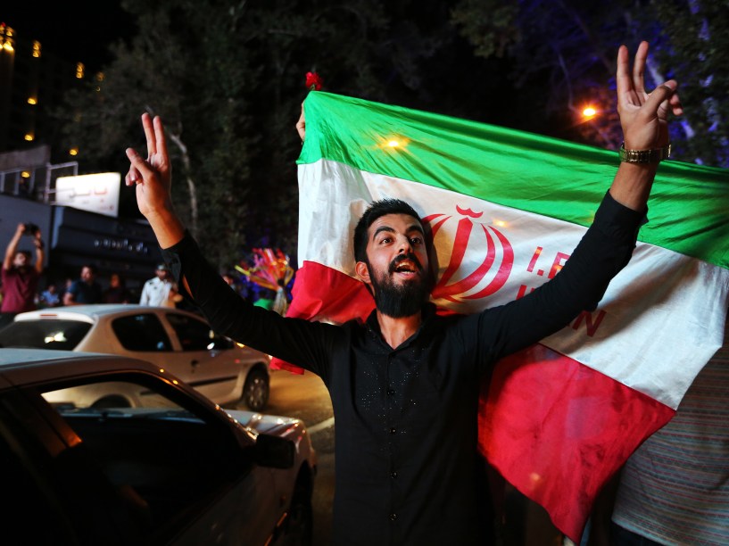 Iranianos foram às ruas de Teerã, após o jejum do Ramadã para celebrar o acordo nuclear histórico com as potências mundiais reunidas Viena, na Áustria - 14/07/2015