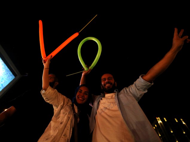 Iranianos fazem o sinal da vitória para celebrar o acordo nuclear histórico com as potências mundiais reunidas Viena, na Áustria - 14/07/2015