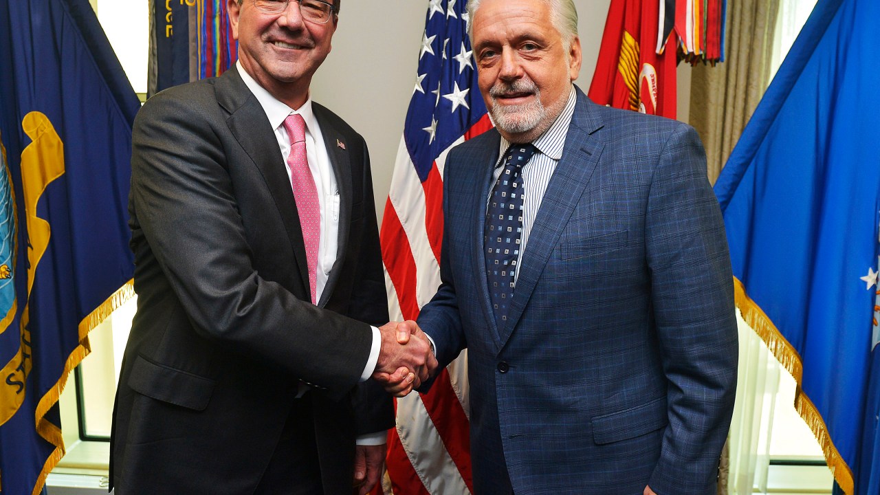 O secretário de Defesa dos Estádos Unidos Ashton Carter (à esq.) se reúne com o ministro da Defesa do Brasil, Jaques Wagner no Pentágono - 29/06/2015