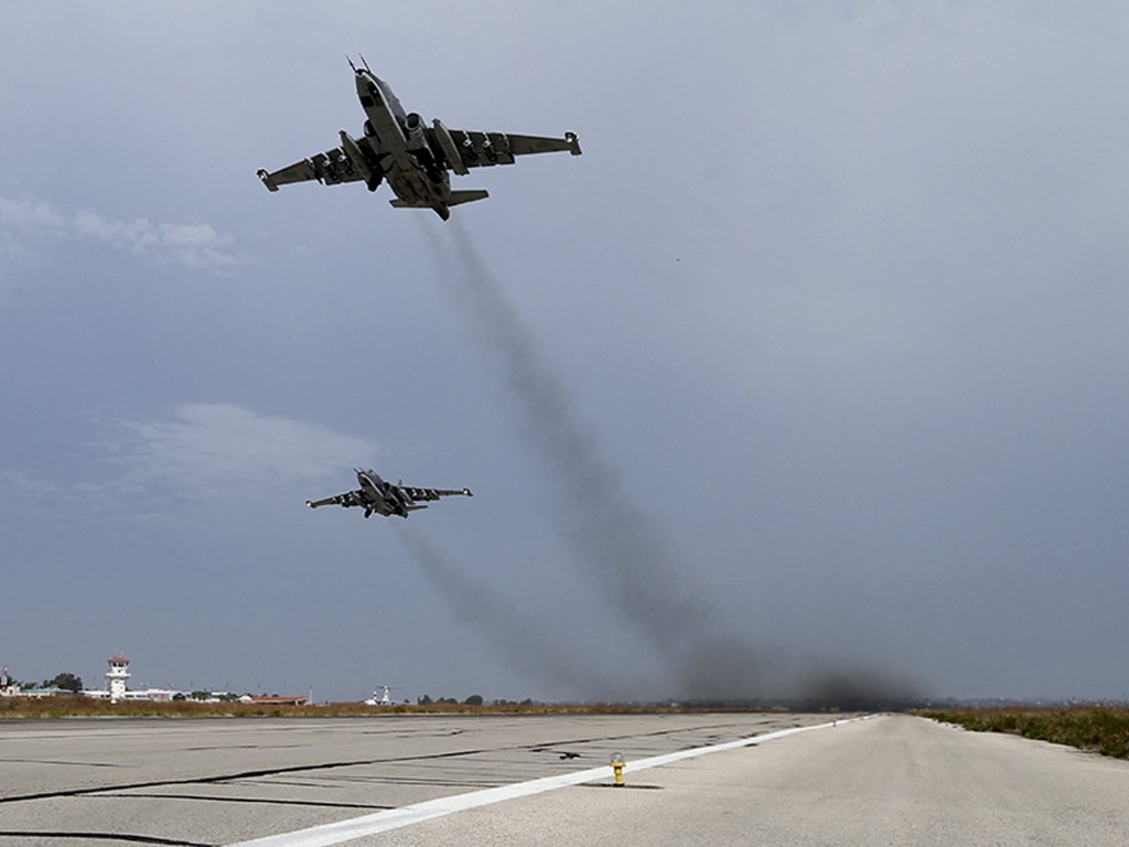 Aviões de combate decolam perto de Latakia, na Síria