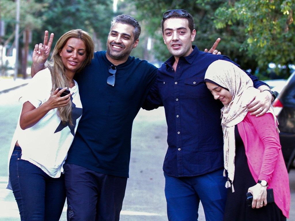 O jornalista da Al-Jazeera Mohamed Fahmy (à esq.) e seu colega Baher Mohamed comemoram com suas esposas depois de serem libertados pelas autoridades egípcias - 23/09/2015