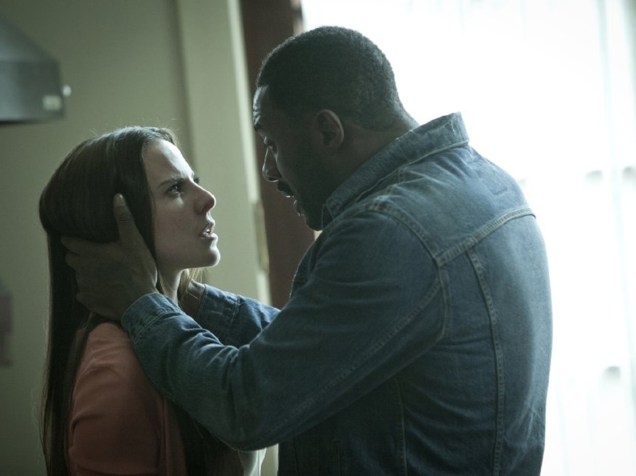 Kate del Castillo e Idris Elba em cena do filme Intruso Suspeito (2014)