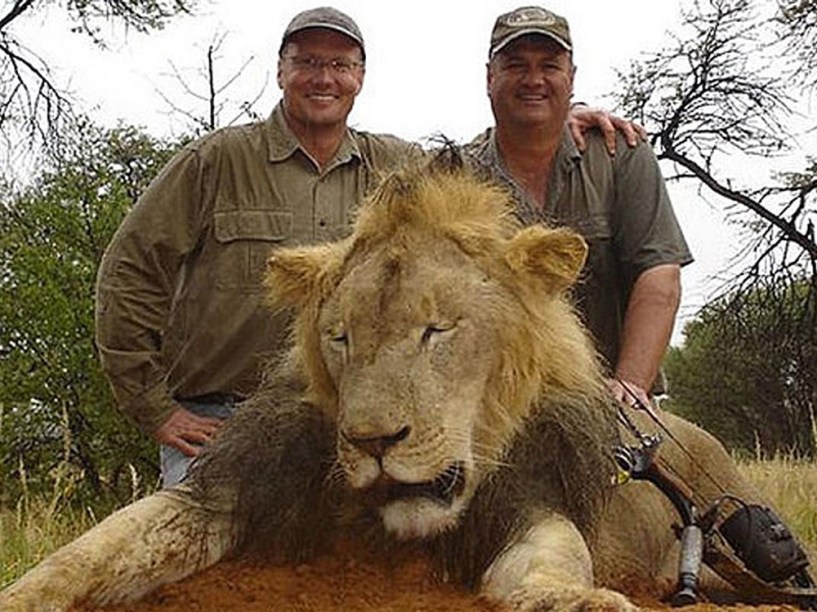 <p>O dentista norte-americano Walter James Palmer (esquerda), responsável pela morte do leão Cecil no Zimbábue</p>