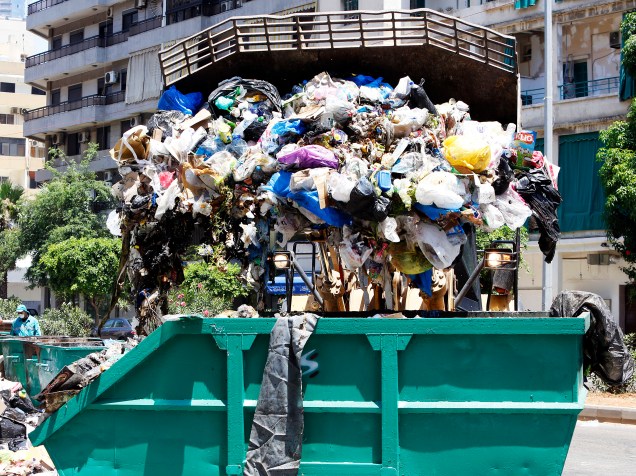 Montanha de lixo acumulado em uma rua da cidade de Beirute. Toneladas de lixo ocupam as ruas  da capital libanesa após moradores bloquearem o acesso à entrada de Naameh, o maior aterro sanitário do país - 27/07/2015