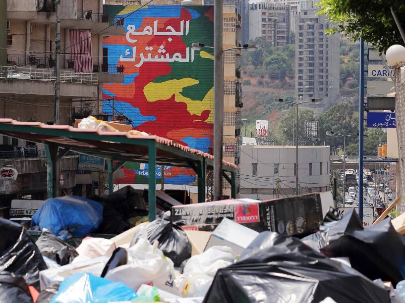 Montanha de lixo acumulado em uma rua da cidade de Beirute. Toneladas de lixo ocupam as ruas da capital libanesa após moradores bloquearem o acesso à entrada de Naameh, o maior aterro sanitário do país - 27/07/2015