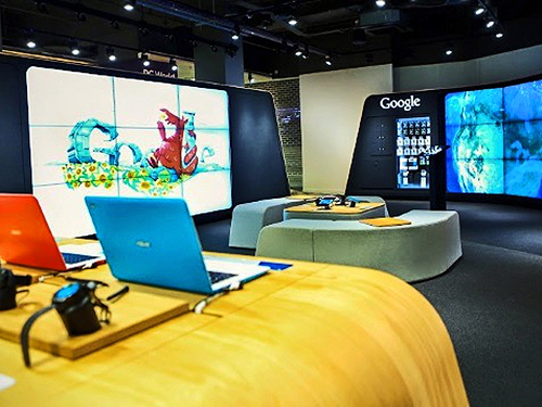 Interior da primeira loja física do Google, em Londres, na Inglaterra