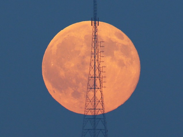 <p>A segunda lua cheia em um mês, conhecida como Lua Azul, ergue-se atrás de uma torre de telecomunicações em Istambul, na Turquia - 31/07/2015</p>