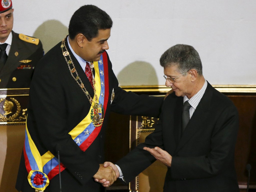 O presidente venezuelano Nicolás Maduro cumprimenta Henry Ramos Allup, presidente da Assembleia Nacional, durante apresentação do informe de gestão, em Caracas - 15/01/2016
