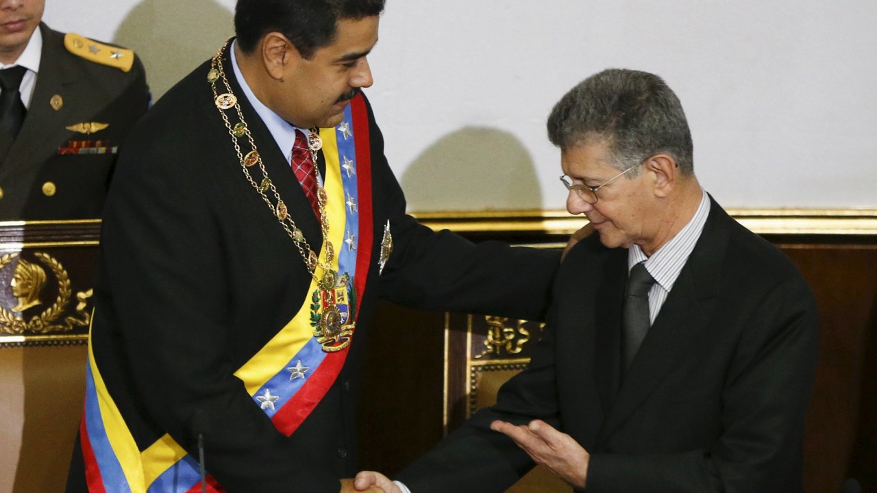 O presidente venezuelano Nicolás Maduro cumprimenta Henry Ramos Allup, presidente da Assembleia Nacional, durante apresentação do informe de gestão, em Caracas - 15/01/2016