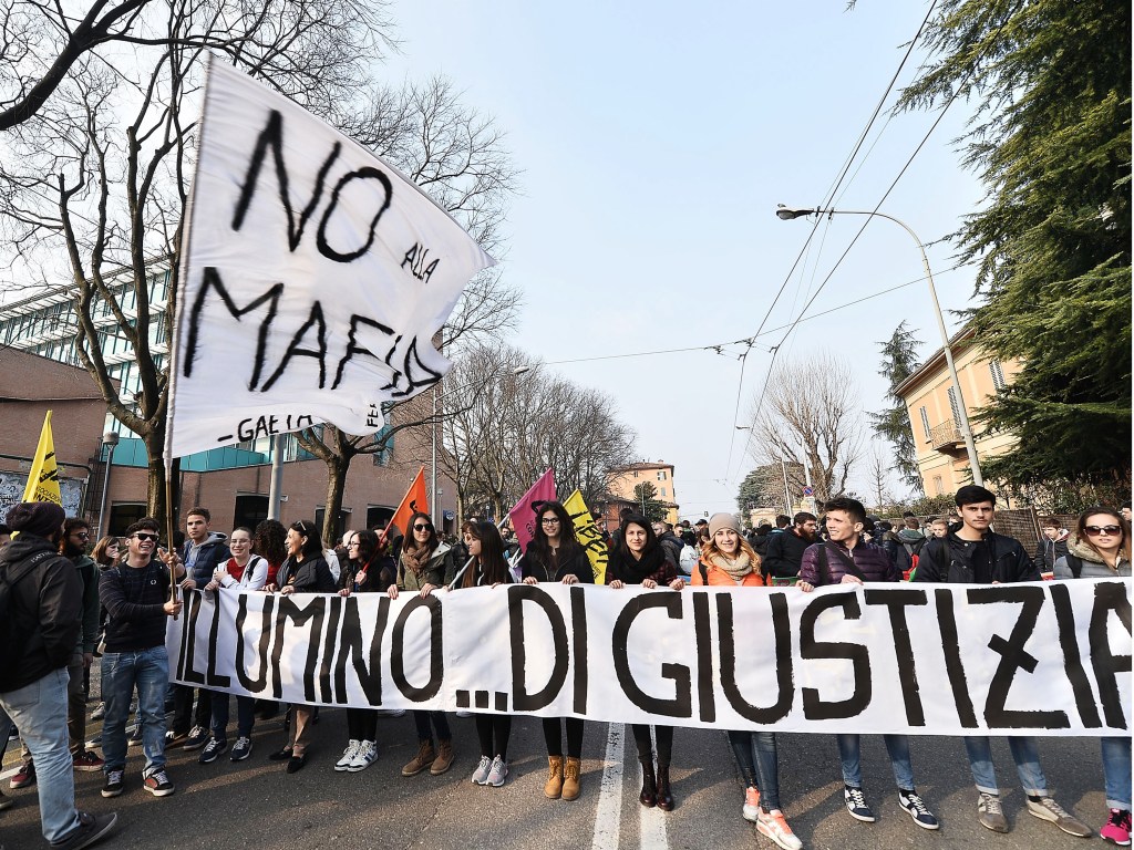 Italianos protestam em Bolonha contra a presença da máfia no país - 21/03/2015