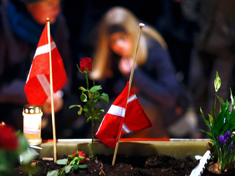 Multidão presta homenagens aos mortos no ataques terroristas em Copenhague, na Dinamarca - 16/02/2015