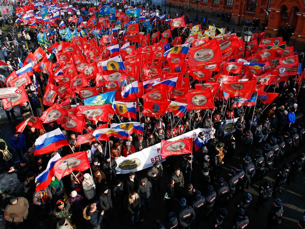 Milhares de russos marcharam em Moscou para lembrar um ano do Golpe de Estado que depôs o presidente ucraniano Viktor Yanukovich