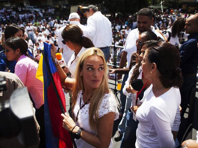 Lilian Tintori (c), esposa do líder da oposição, Leopoldo López, participa das manifestações pelo aniversário de um ano de prisão de seu marido, em Caracas - 18/02/2015