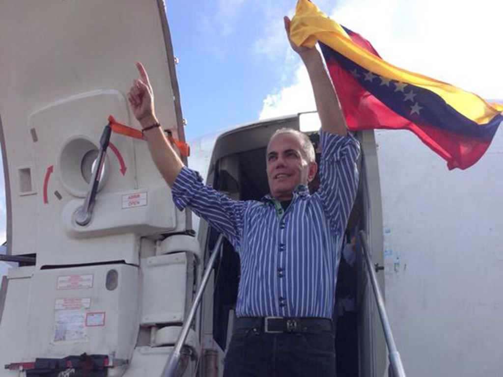 O ex-candidato à presidência da Venezuela Manuel Rosales, retorna ao país após seis anos no exílio - 15/10/2015