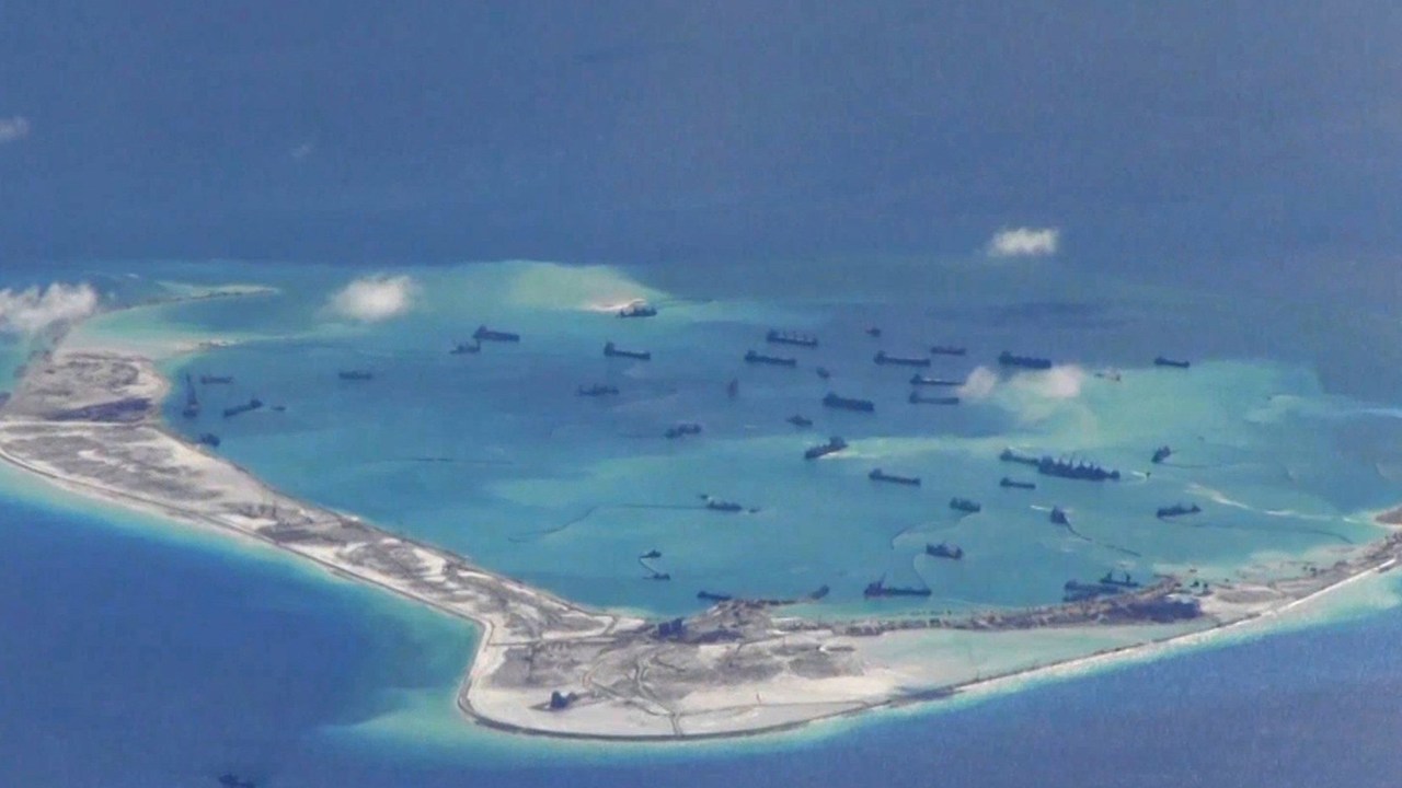 Embarcações de dragagem chinesas vistas no Mar da China Meridional