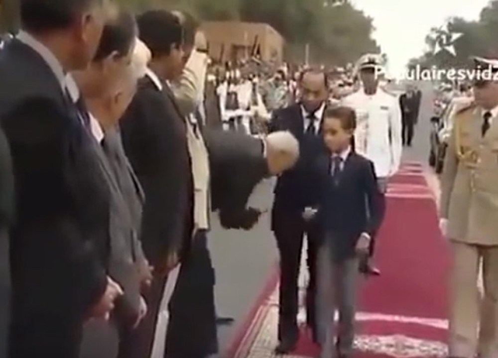 O príncipe herdeiro do Marrocos, Moulay Hassan, de 12 anos, vira hit na web em vídeo em que se nega a ter sua mão beijada por súditos