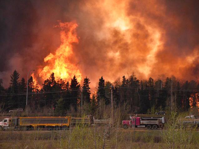 Incêndio florestal visto na província canadense de Alberta, no Canadá. A cidade de Fort McMurray foi completamente evacuada - 04/05/2016
