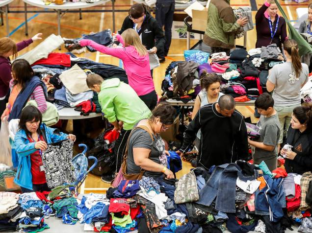 Os evacuados da cidade de Fort McMurray, no Canadá, estão sendo levados para a academia Bold Center, na aldeia de Alberta. Voluntários estão recebendo doações de roupas e alimentos, diariamente - 05/05/2016