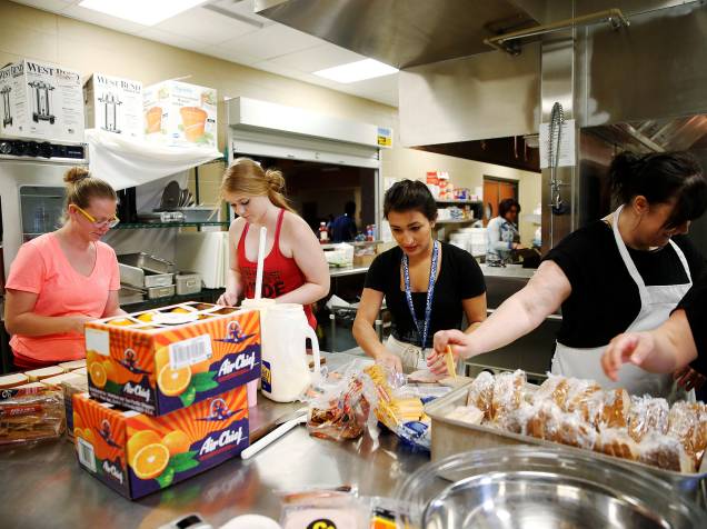 Voluntários preparam refeições na academia Bold Center, na aldeia de Alberta, para os evacuados da cidade de Fort McMurray, no Canadá, devido ao incêndio que atingiu às proximidades do município - 05/05/2016
