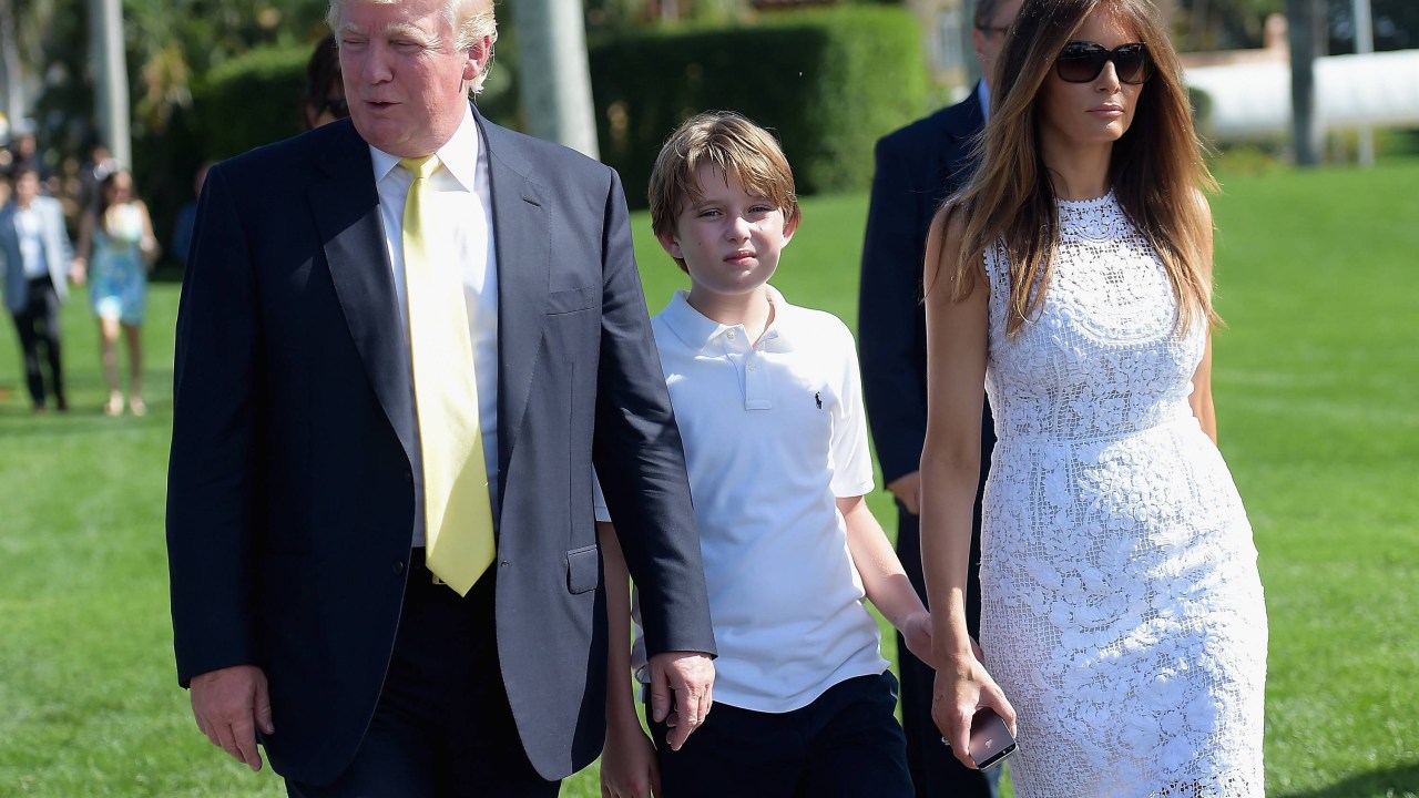 Donald Trump, seu filho Barron e sua esposa Melania durante evento em Palm Beach, na Flórida - 04/01/2015