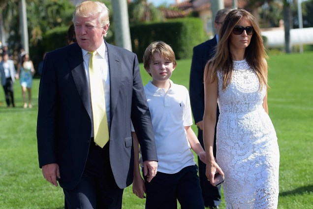 Donald Trump, seu filho Barron e sua esposa Melania durante evento em Palm Beach, na Flórida - 04/01/2015