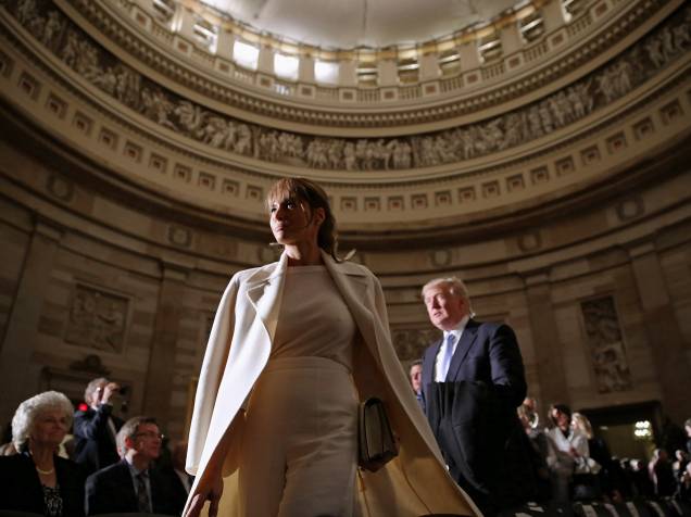 O bilionário e candidato republicano Donald Trump acompanhado de sua esposa Melania participam de cerimônia no Capitólio - 24/03/2015