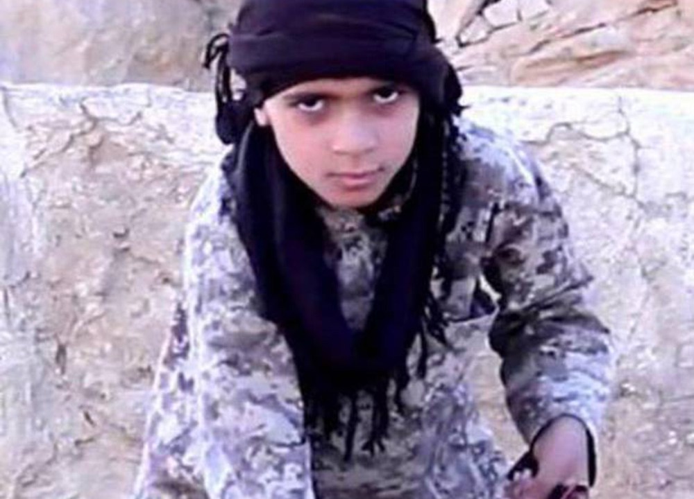 Estado Islâmico divulga vídeo com um menino de 12 anos decapitando um homem