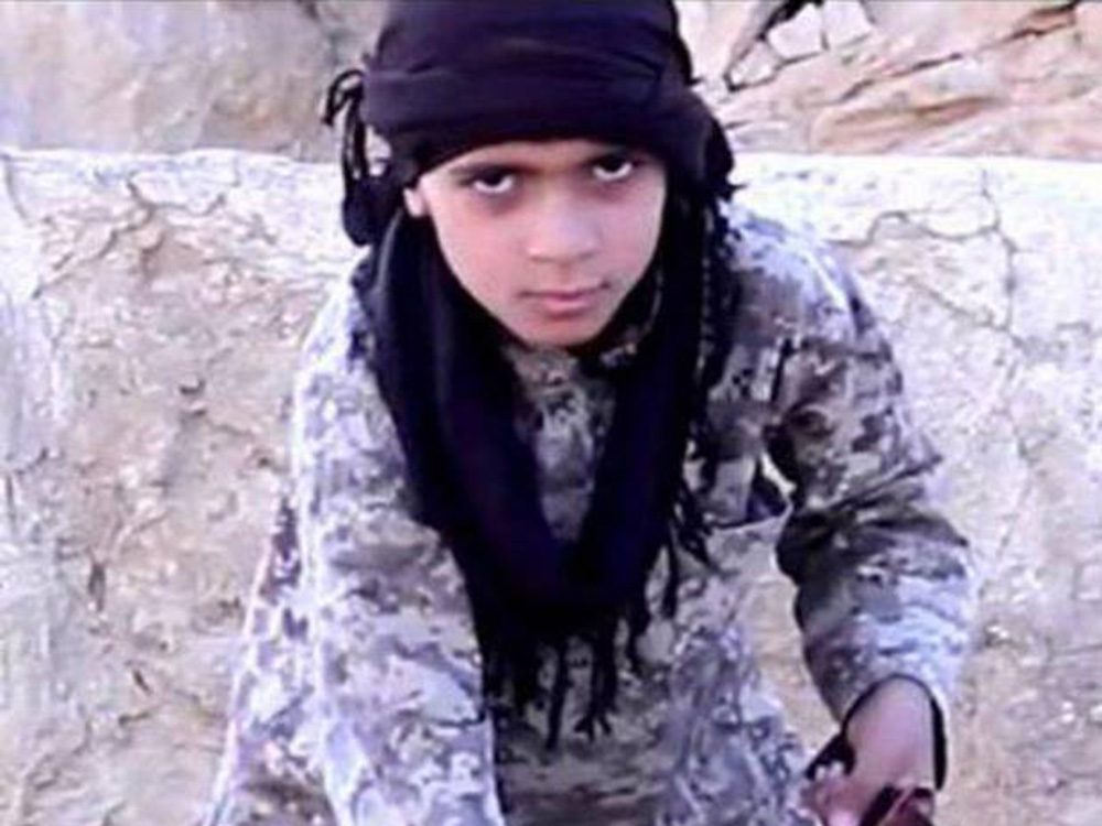 Estado Islâmico divulga vídeo com um menino de 12 anos é filmado decapitando um homem