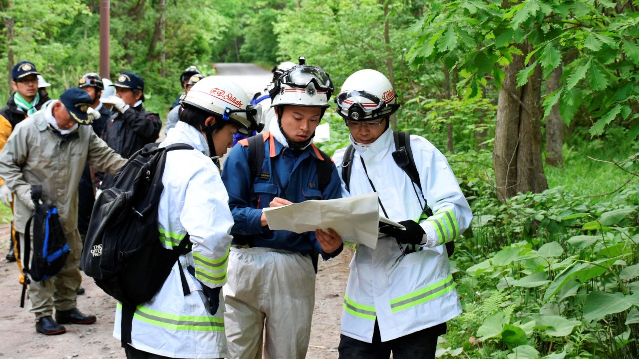Equipes de emergência e voluntários procuram criança perdida em Hokkaido, no Japão