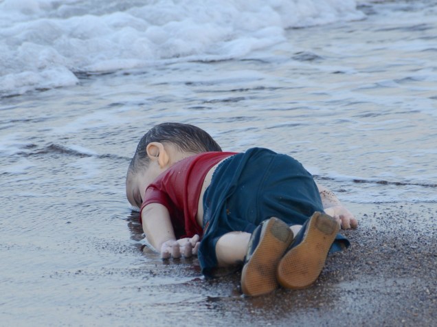 Aylan Kuri, 3, morto por afogamento em uma praia dos principais destinos turísticos da Turquia. A criança era um dos 12 refugiados sírios que morreram afogados tentando chegar à ilha grega de Kos - 02/09/2015